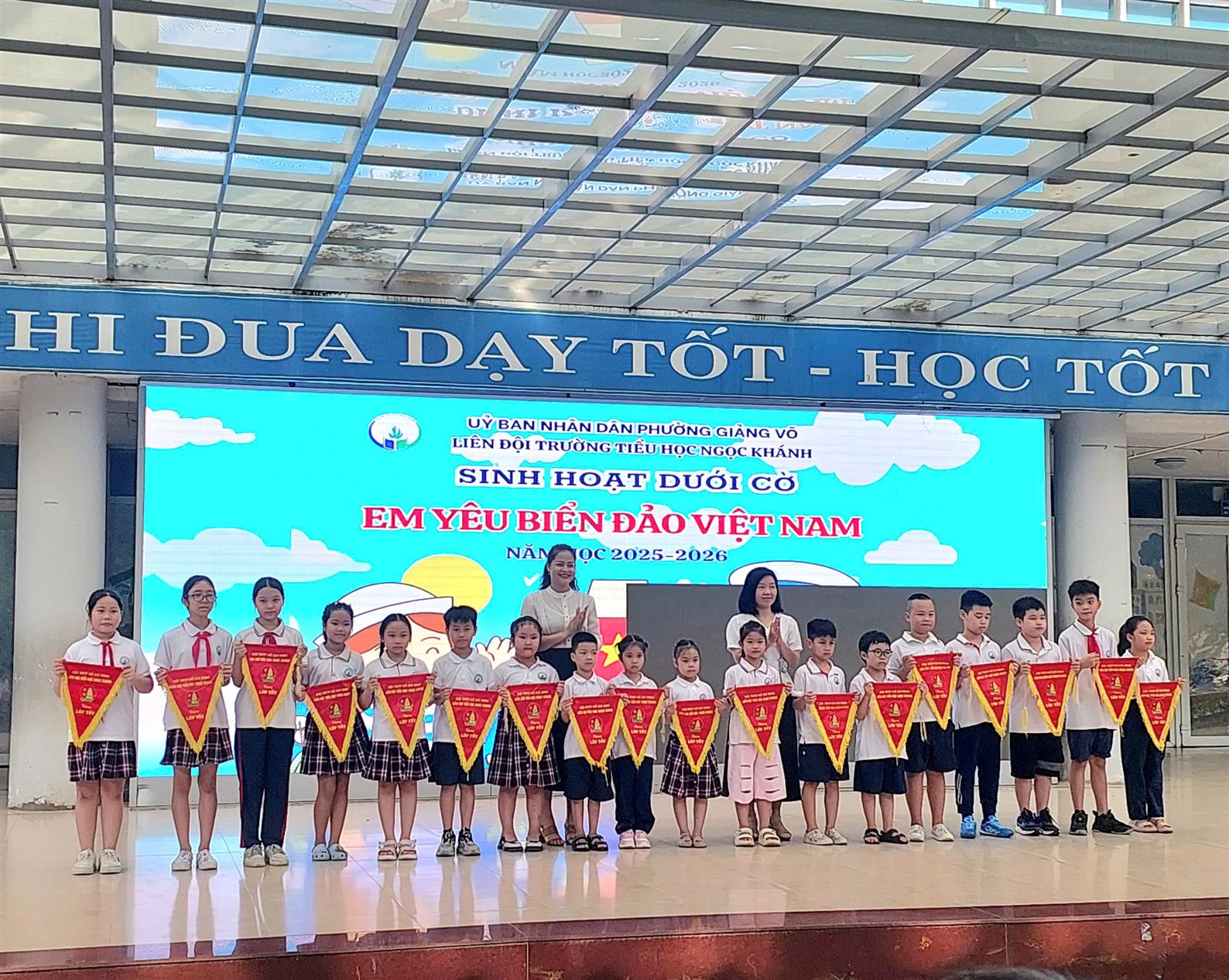 Tuyên dương các con lớp 3A1 giành cờ thi đua, xếp thứ nhất toàn khối trong tuần học vừa qua