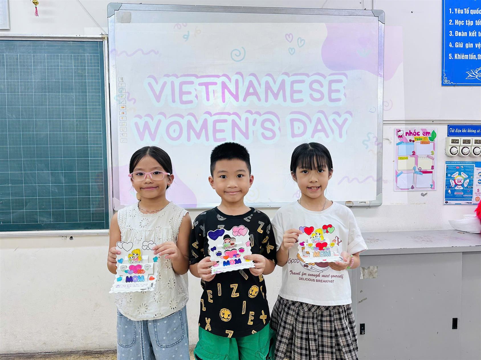 Học sinh lướp 3A6 hướng tới ngày Phụ nữ Việt Nam 20/10