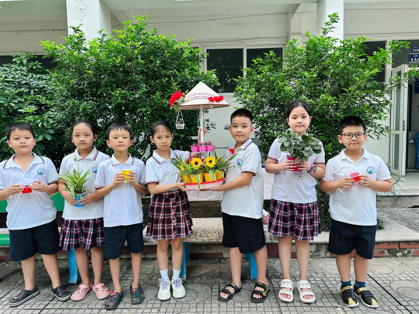 Học sinh khối 3 trường TH Ngọc Khánh sáng tạo với mô hình  Stem hưởng ứng  giải thưởng trường học sinh thái Asean 2025