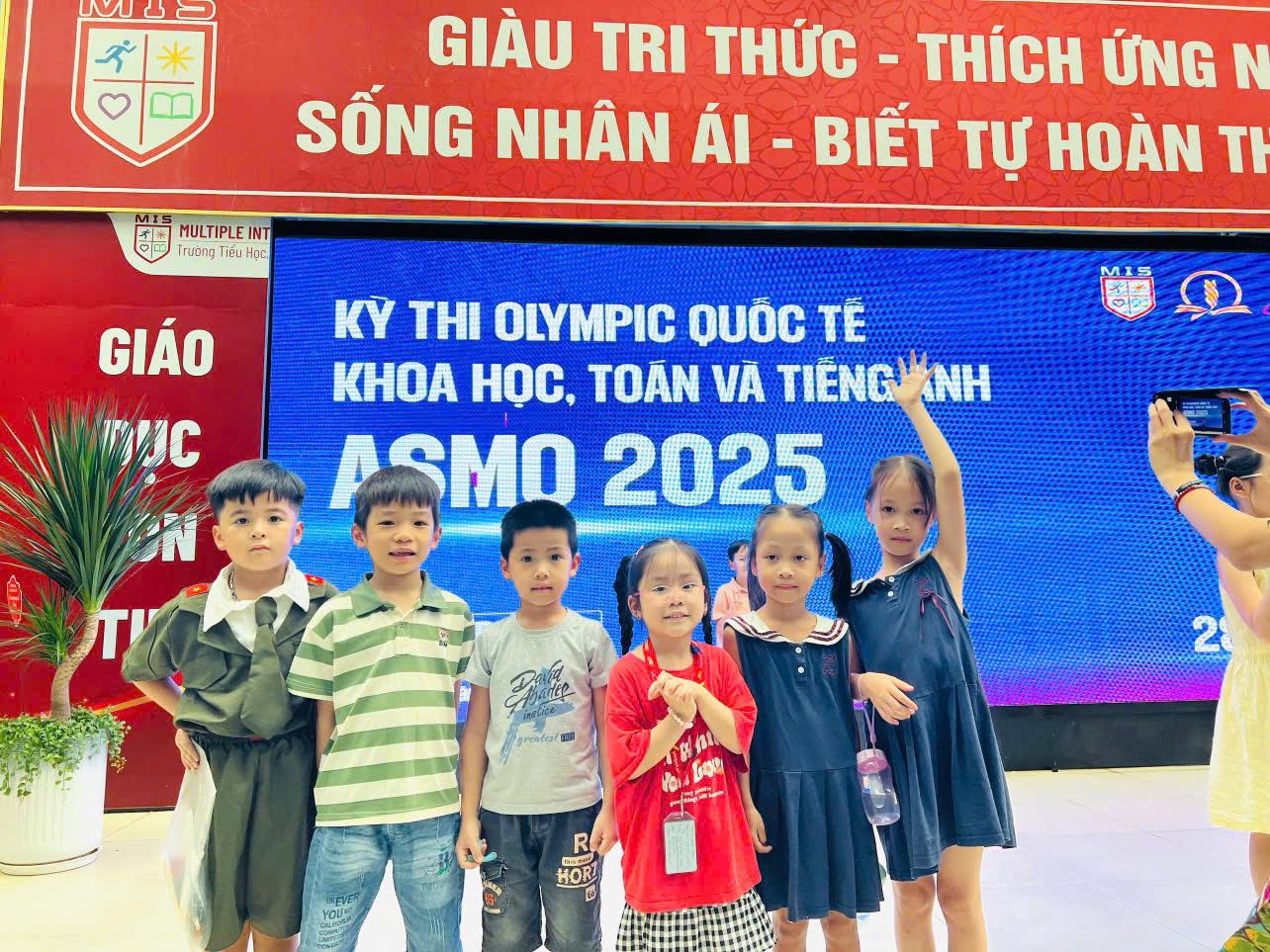 Thành tích suất xắc của 11 HS lớp 1A5 trong cuộc thi ASMO (vòng Thành Phố).