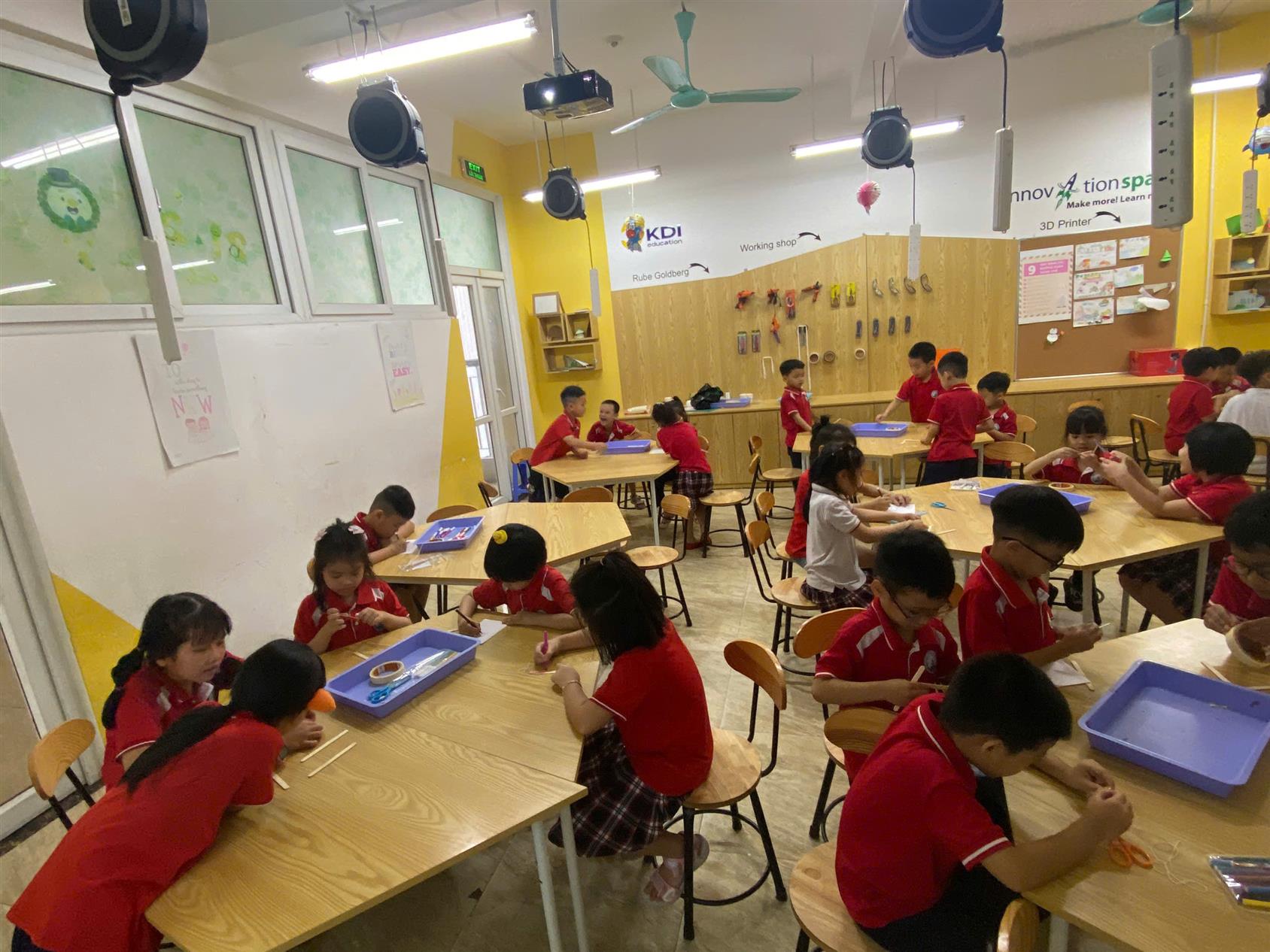 Lớp 2A6 vui vẻ, hào hứng với tiết học STEM