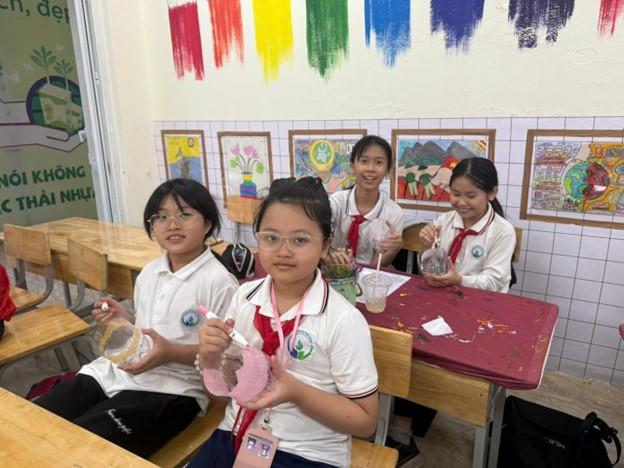 Học sinh trường TH Ngọc Khánh hưởng ứng phong trào tái chế và bảo vệ môi trường