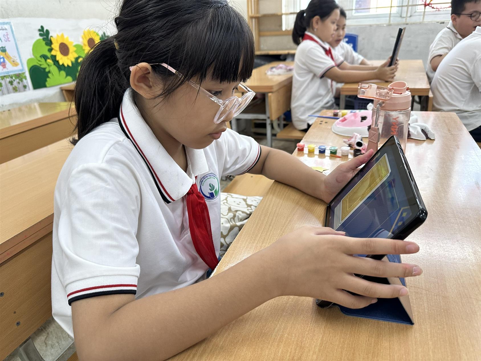 Lớp 4A6 sôi nổi học tập trong tiết “Giáo dục kỹ năng công dân số”