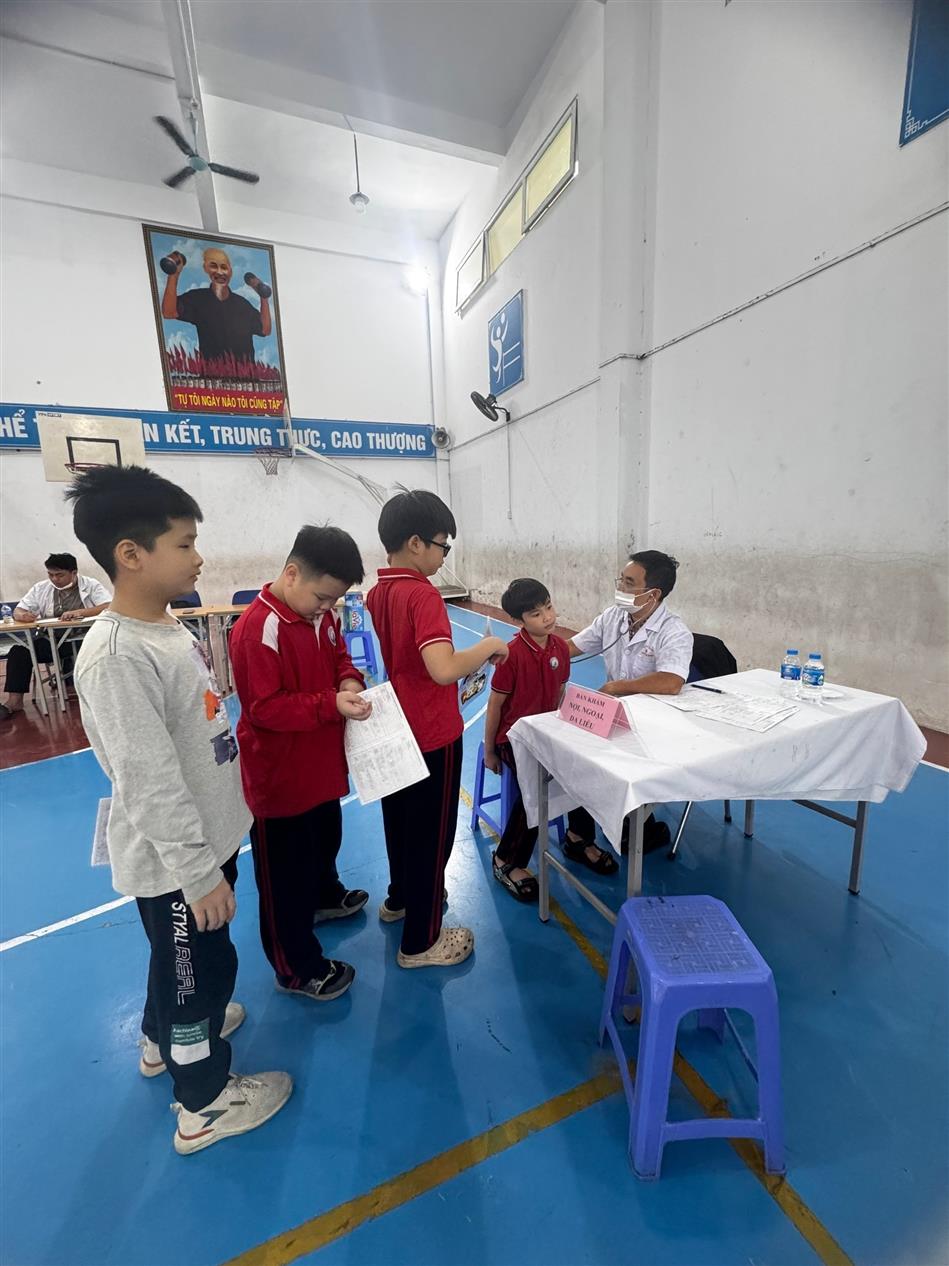 Lớp 4A4 khám sức khỏe năm học 2025 - 2026