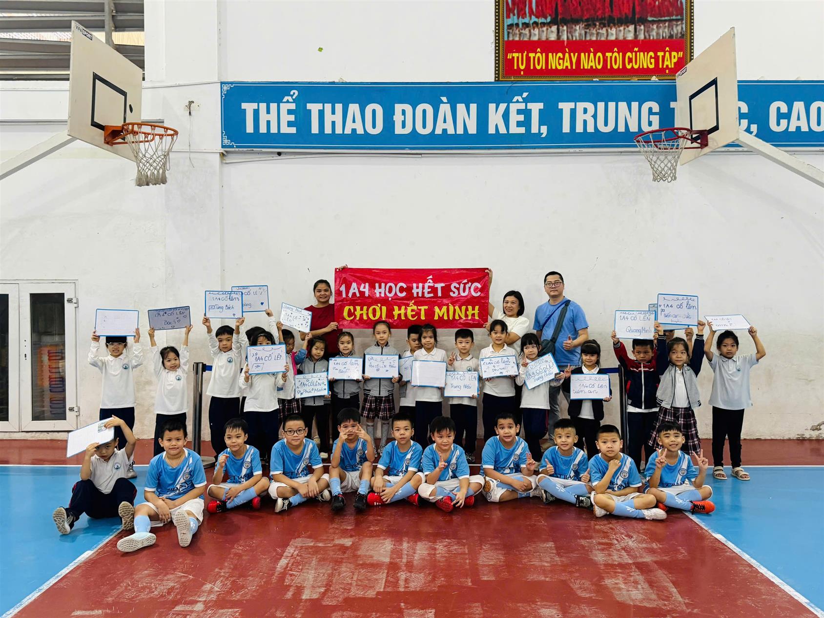 LỚP 1A4 VINH DỰ BƯỚC VÀO VÒNG CHUNG KẾT GIẢI BÓNG ĐÁ CHÀO MỪNG KỈ NIỆM 43 NĂM NGÀY NHÀ GIÁO VIỆT NAM 20/11