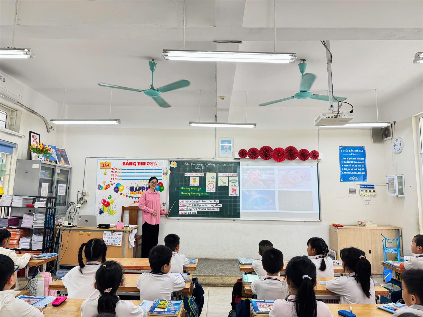 Sôi nổi hai tiết dạy chuyên môn lớp 2A4 chào mừng Ngày Nhà giáo Việt Nam 20/11