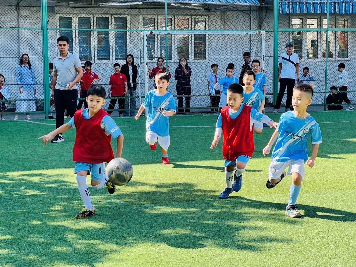 1A5 - 	Giành chức vô địch khối 1 - Giải bóng đá nam học sinh.