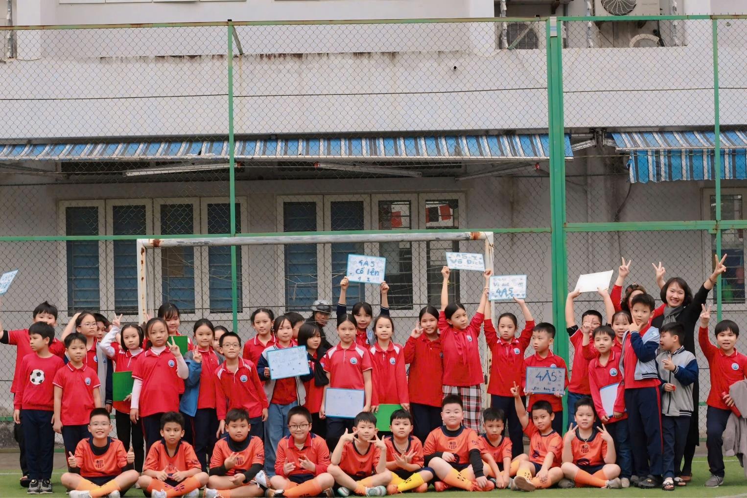 Giái bóng đá truyền thống chào mừng 20-11-2025