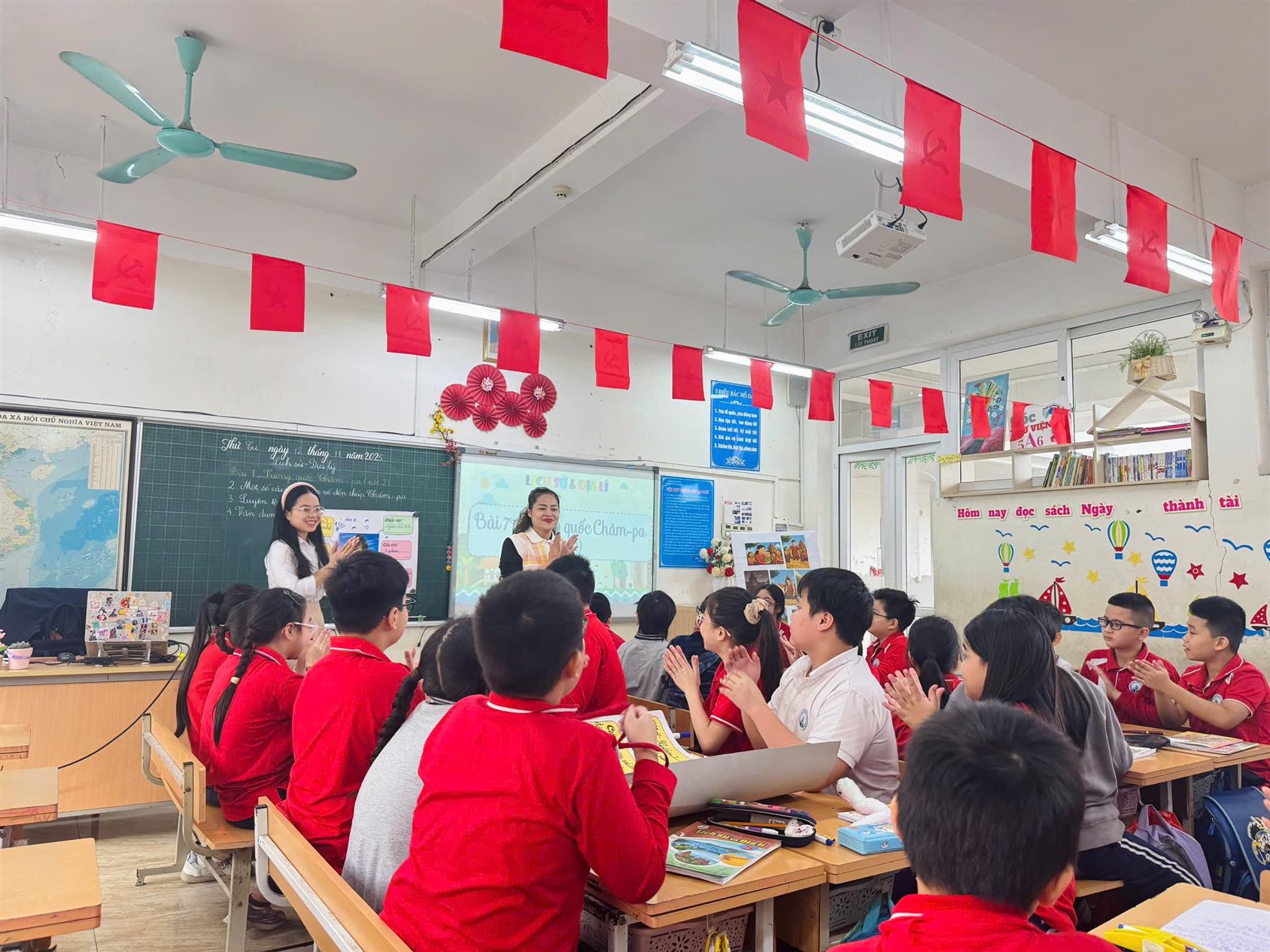 Tiết học chuyên đề Lịch sử – Địa lý của lớp 5A6 đầy hứng khởi