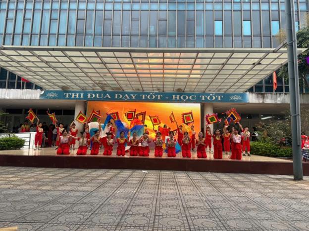 Cô trò lớp 5A2 chào mừng ngày nNhà giáo Việt Nam 20 – 11