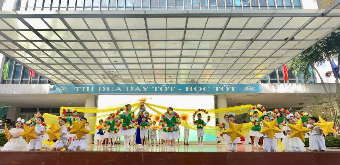 Sân khấu Ngọc Khánh: Tình yêu thầy cô toả sáng cùng lớp 2A5!