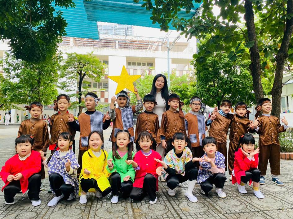 Hoạt động văn nghệ chào mừng ngày 20/11 của học sinh lớp 1A1