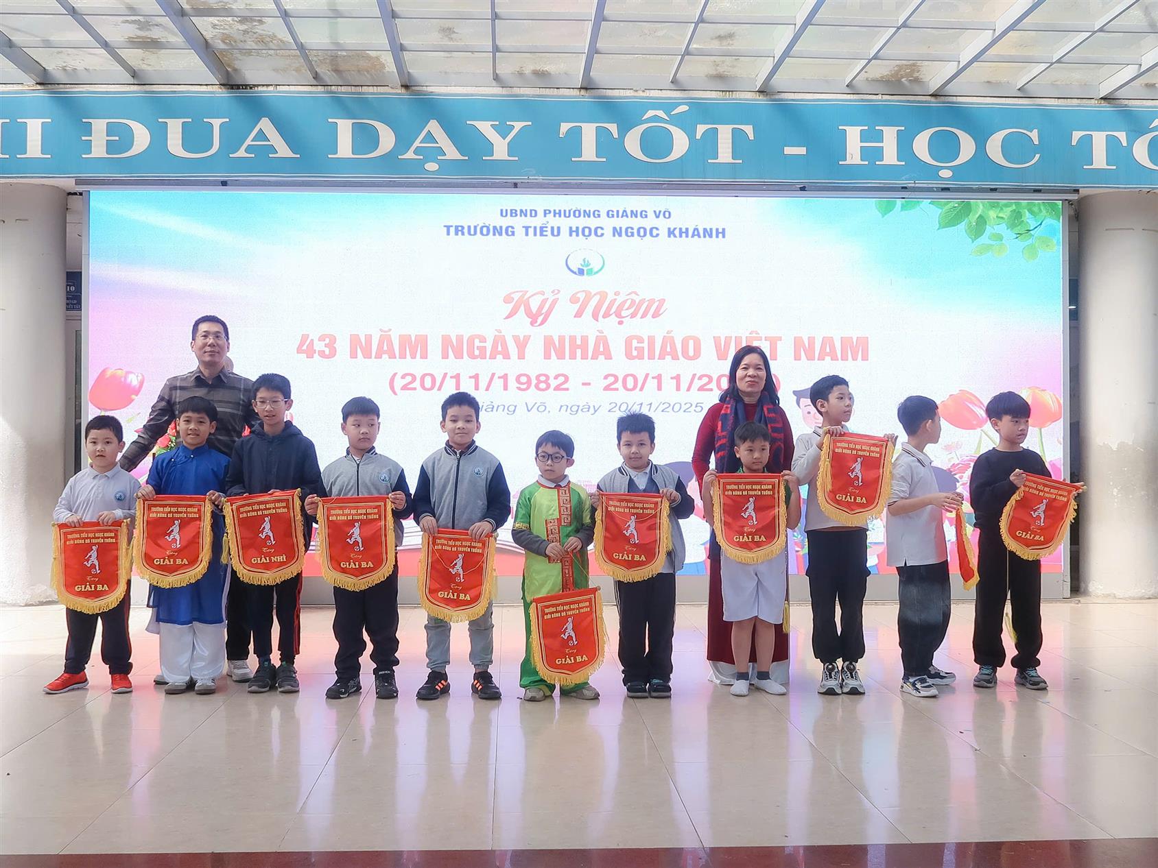 ĐỘI BÓNG NHÍ LỚP 1A6 GIÀNH GIẢI BA KHỐI 1 - GIẢI BÓNG ĐÁ NAM TRƯỜNG TIỂU HỌC NGỌC KHÁNH