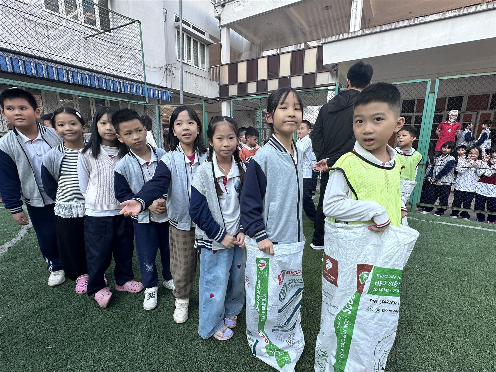 Học sinh lớp 3A6 tham gia phần thi nhảy bao bố