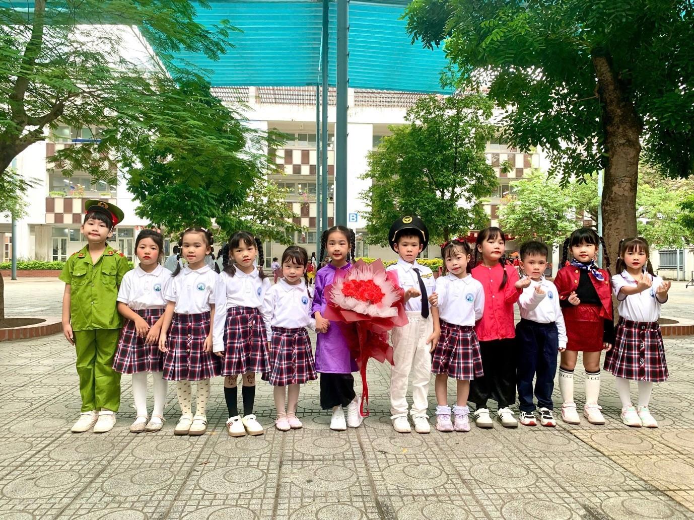 Lớp 1A2 chào mừng ngày Nhà giáo Việt Nam 20/11.