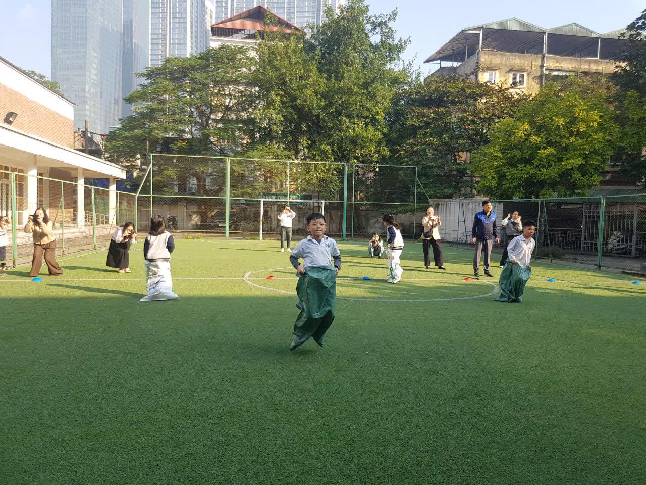 Học sinh lớp 3A5 tích cực tham gia trò chơi dân gian