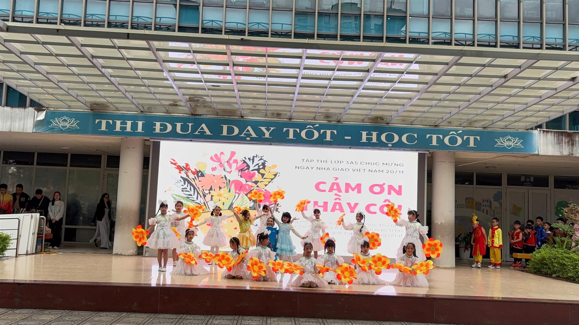 Tập thể lớp 3A5 vinh dự  đạt giải Ba cuộc thi “Tìm kiếm tài năng âm nhạc Ngọc Khánh” chào mừng Ngày nhà giáo Việt Nam.