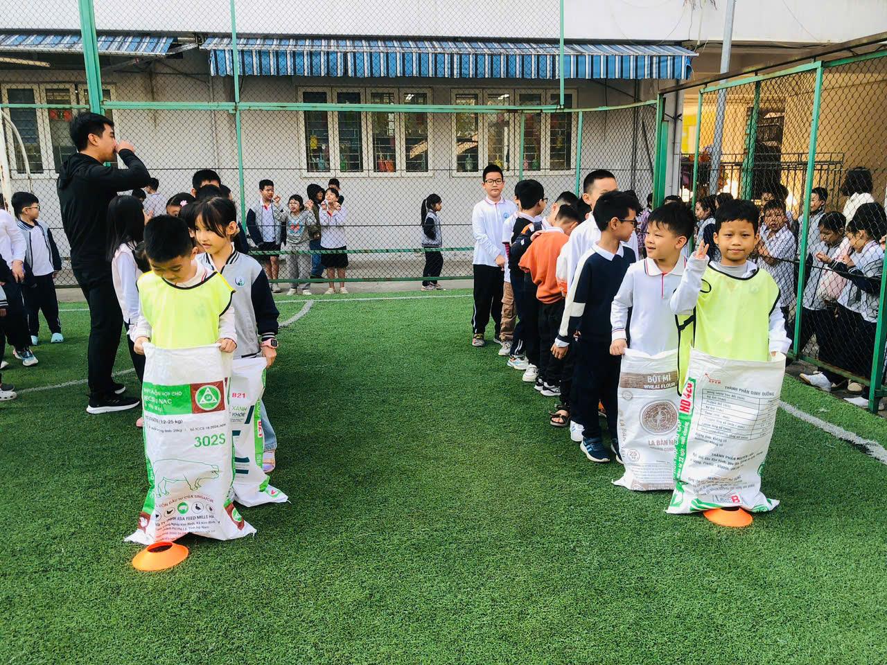 Lớp 3A7 tích cực tham gia trò chơi dân gian