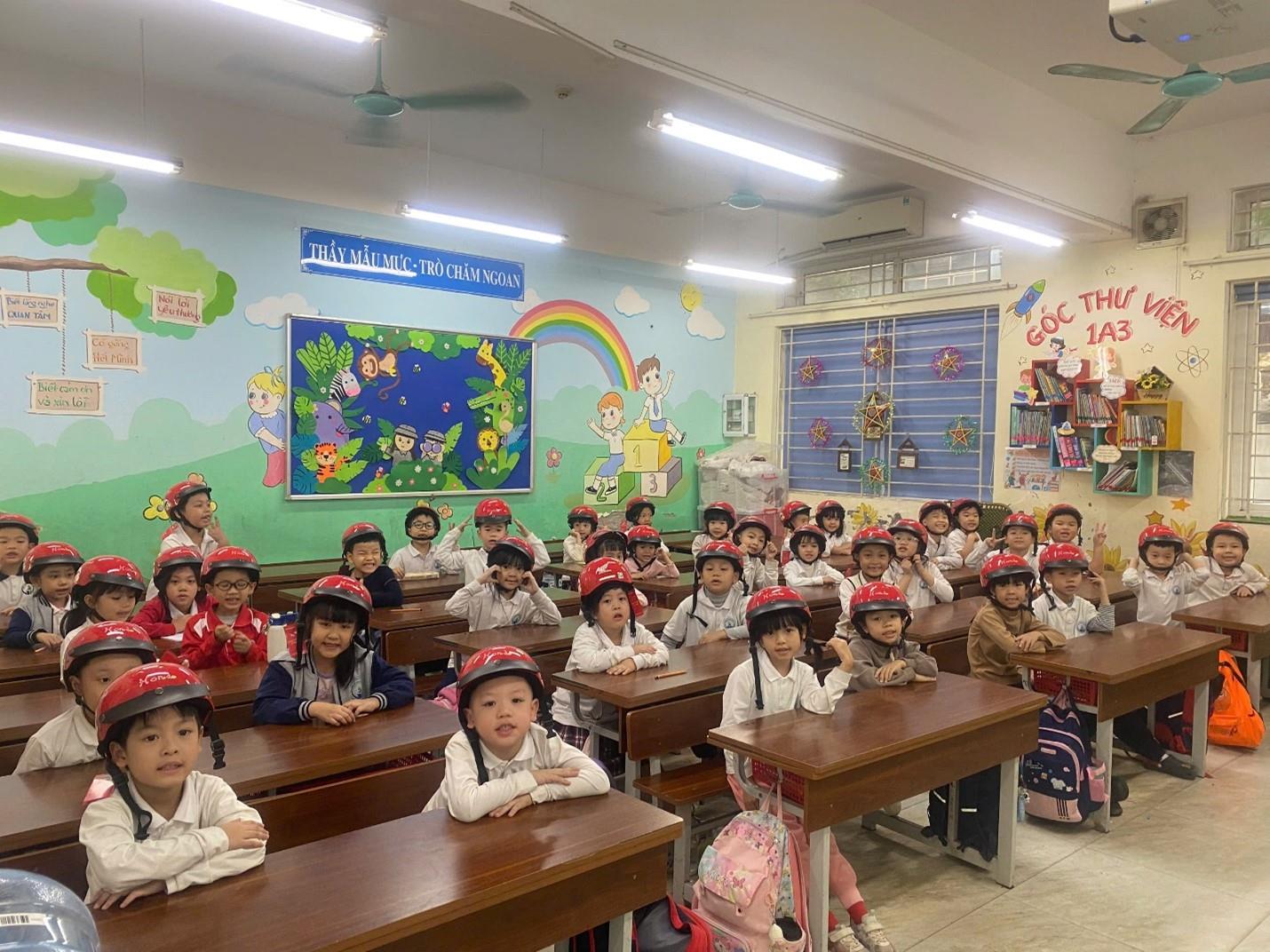 1a3 Đội mũ xinh bảo vệ chúng mình các bạn nhé!