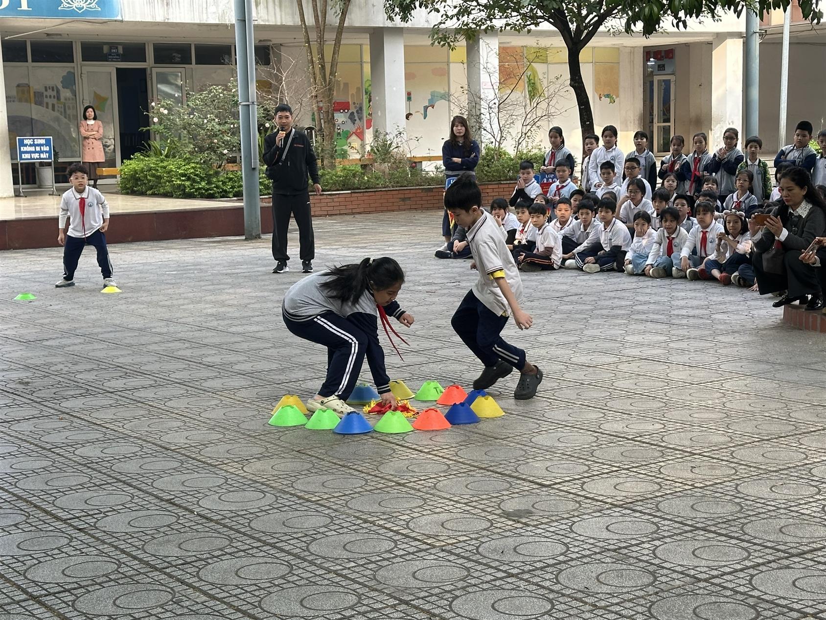 Lớp 4A6 sôi nổi tham gia trải nghiệm sáng tạo với trò chơi dân gian “Cướp cờ”