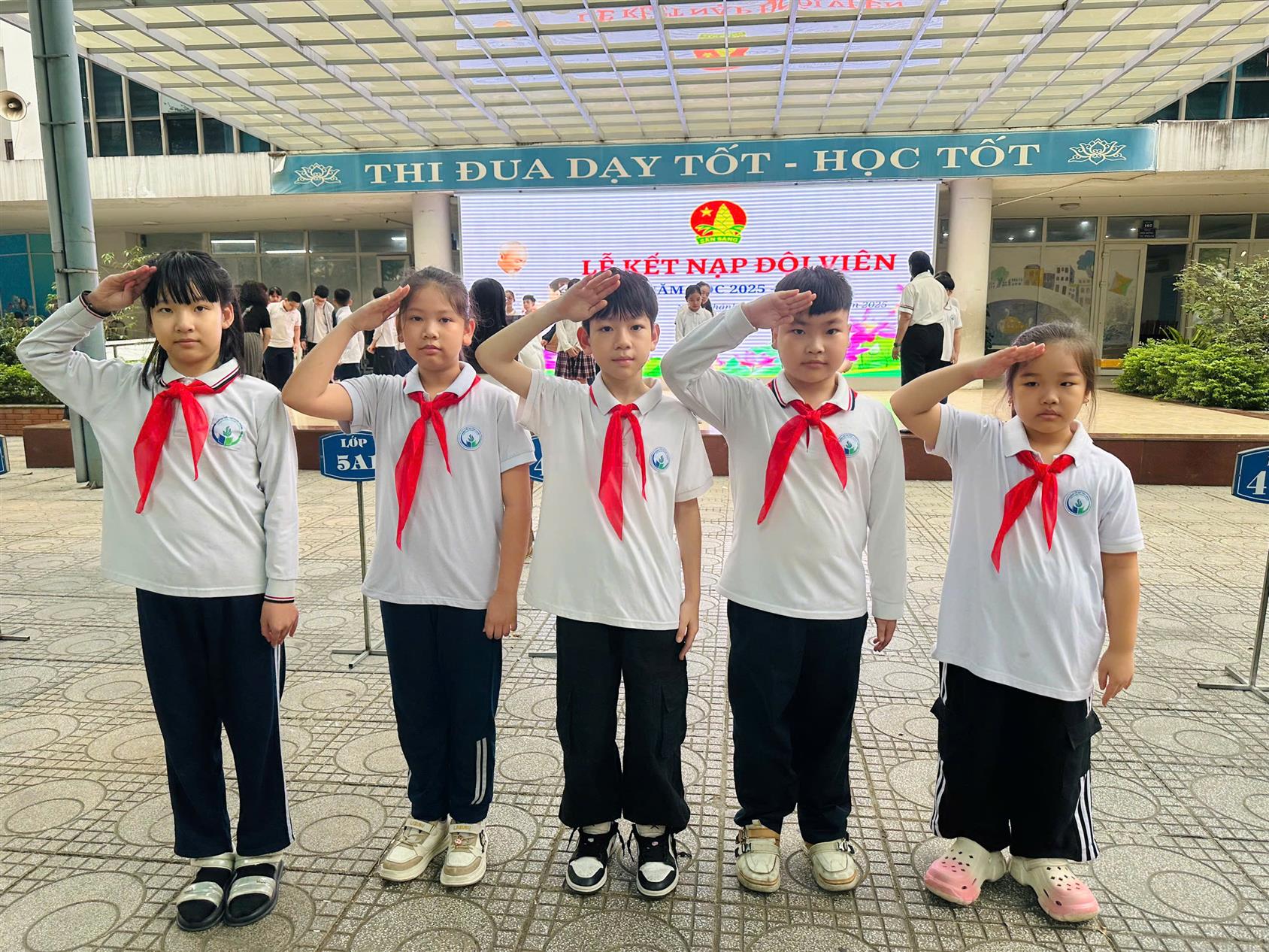 Lớp 4A6 – Niềm vui ngày kết nạp Đội viên mới