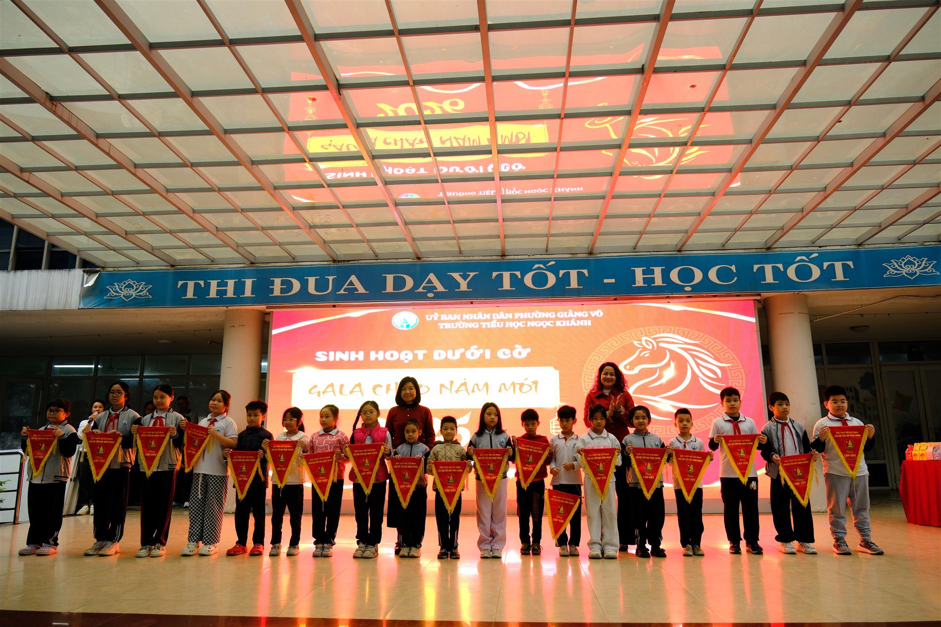 RỘN RÀNG NIỀM VUI CUỐI NĂM: LỚP 2A4 NHẬN CỜ THI ĐUA VÀ TƯNG BỪNG CHÀO ĐÓN NĂM MỚI 2026