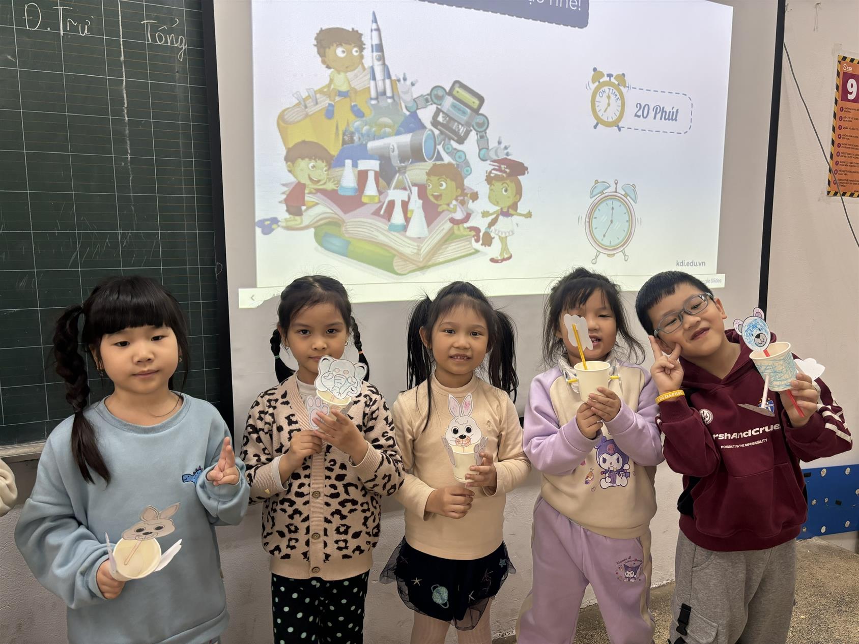 Các bạn nhỏ lớp 1A6 hào hứng với tiết học STEM.