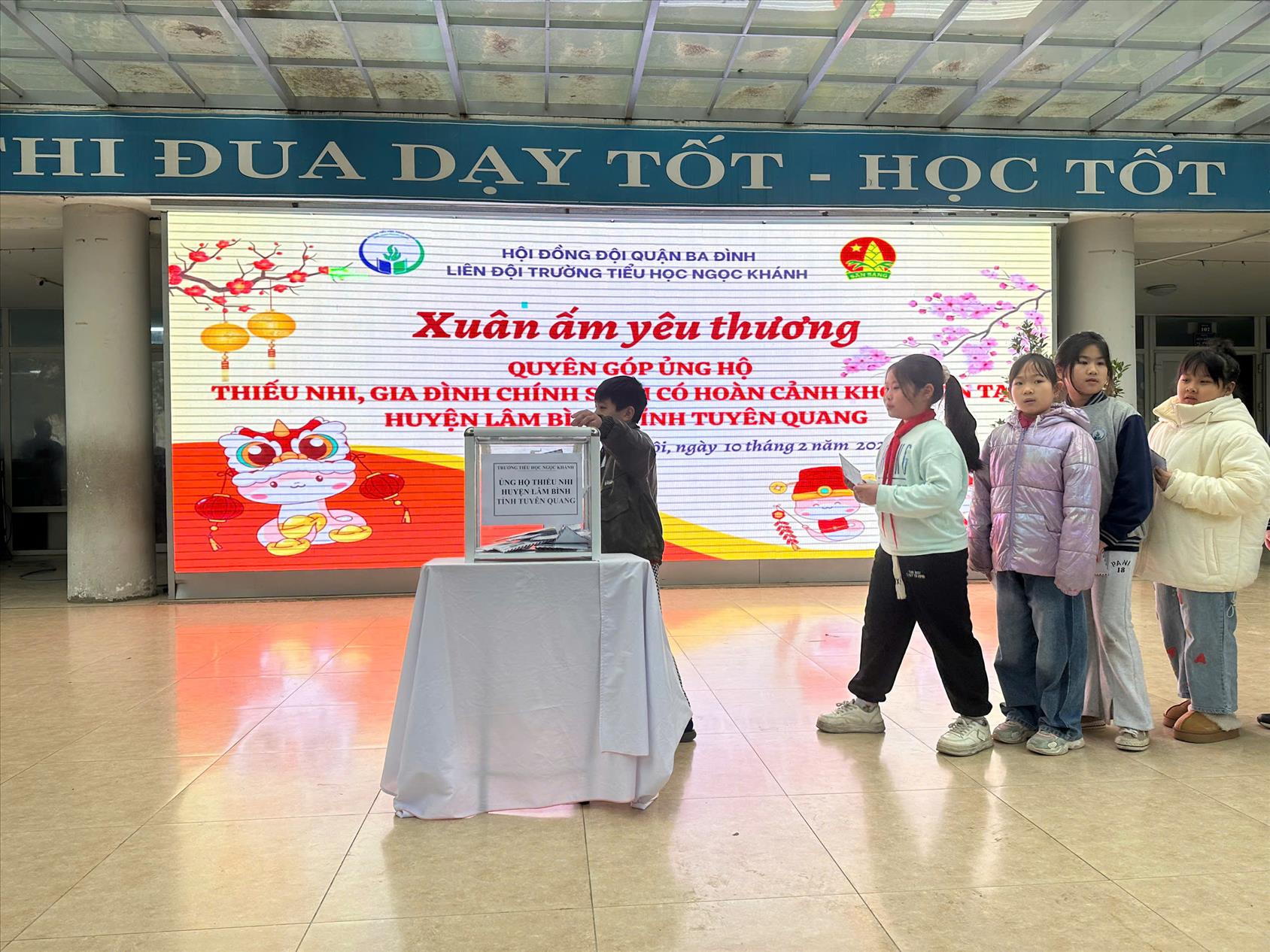 Tập thể lớp 3A6 cùng Nhà trường Tiểu học Ngọc Khánh sẻ chia khó khăn với học sinh vùng cao trong chương trình “Xuân ấm yêu thương”.