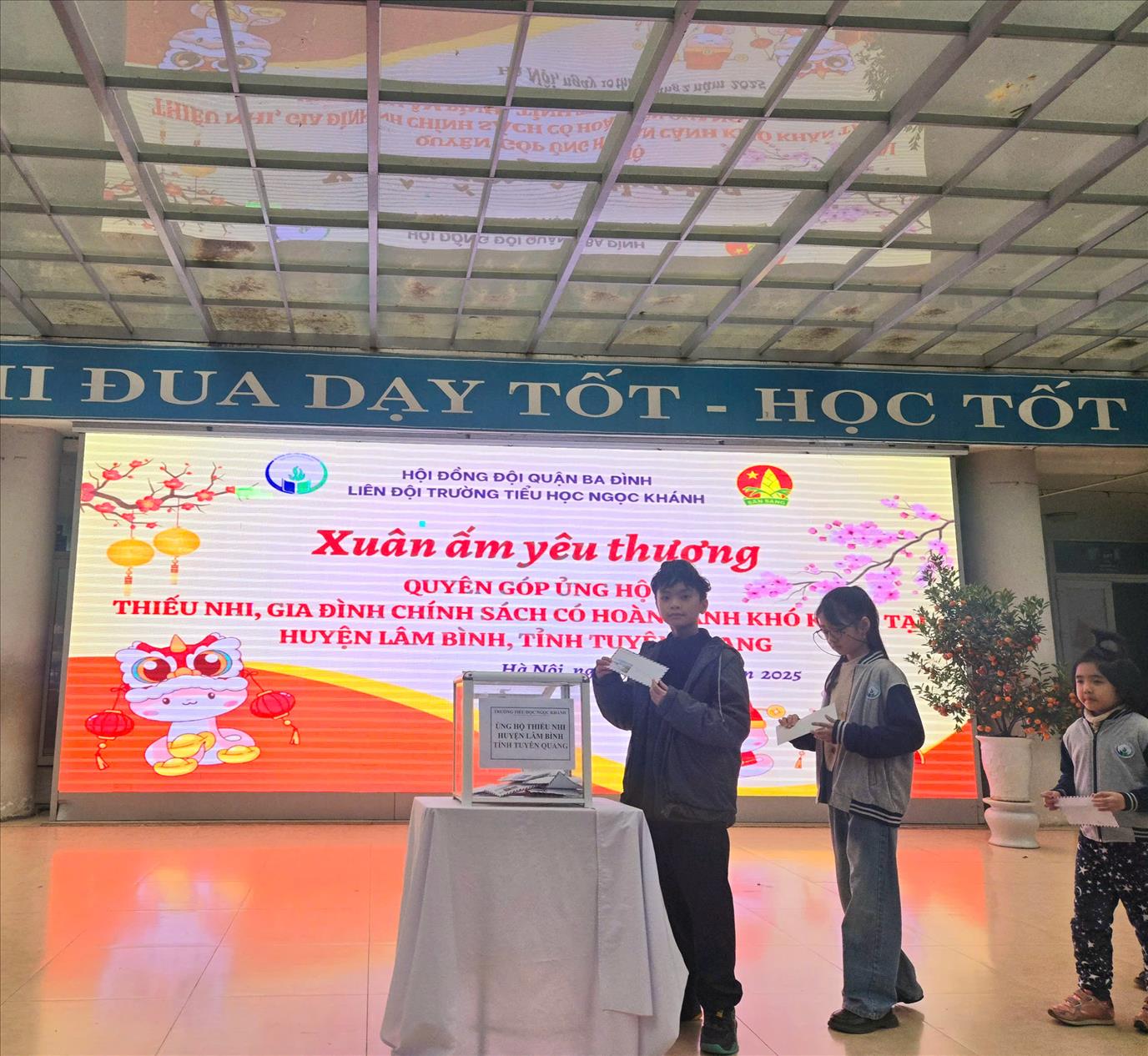 Tập thể lớp 3A2 cùng Nhà trường Tiểu học Ngọc Khánh sẻ chia khó khăn với học sinh vùng cao tỉnh Tuyên Quang trong chương trình “Xuân ấm yêu thương”.