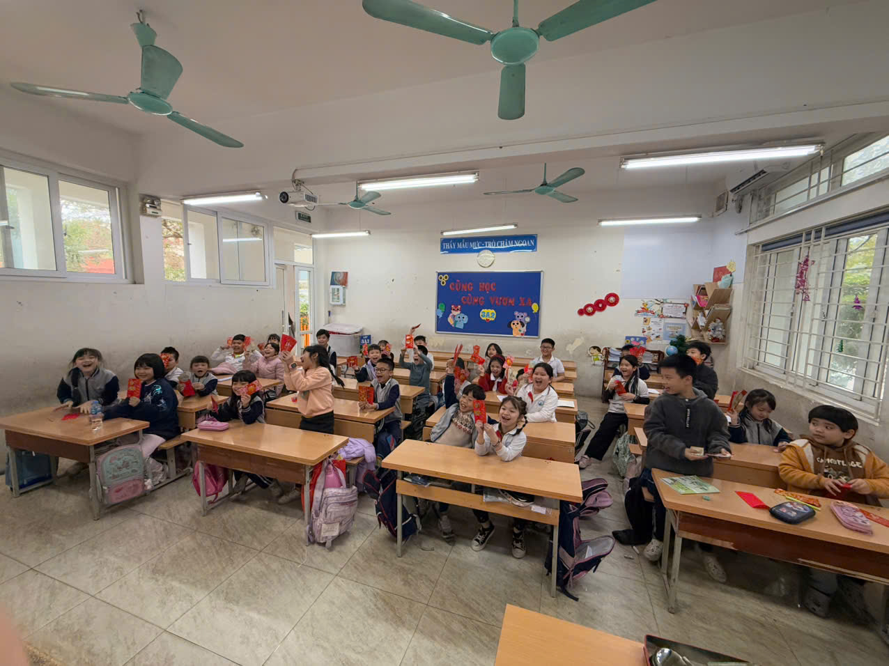 Cô trò lớp 3A2 chào Xuân Ất Tỵ