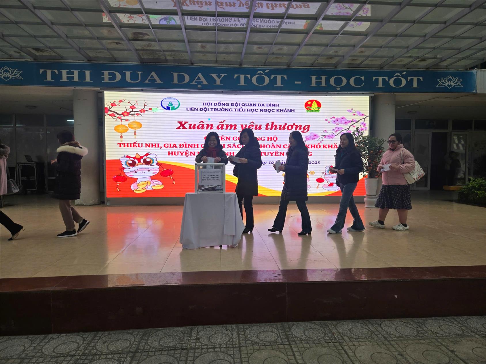 Tập thể lớp 3A1 ủng hộ Xuân ấm yêu thương.