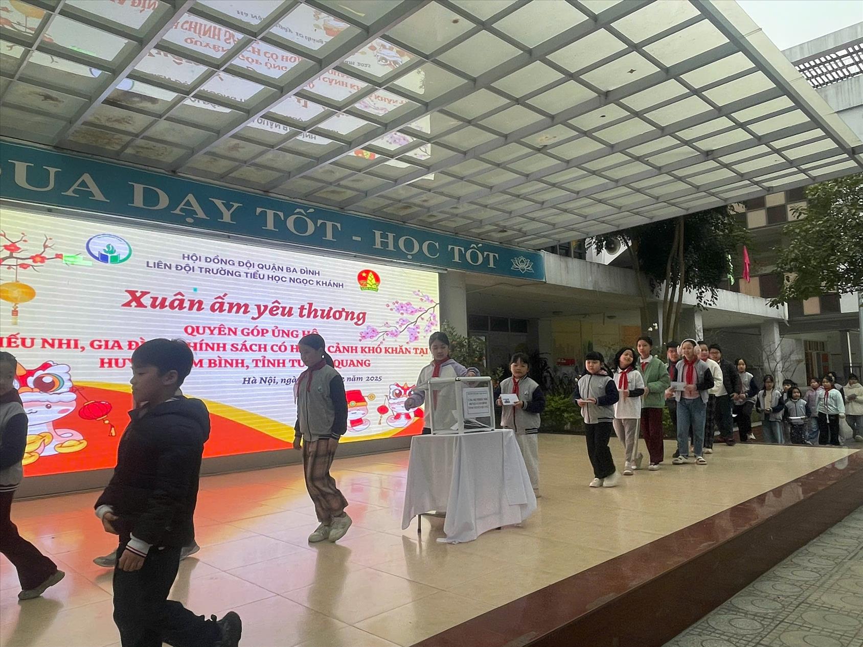 Tập thể lớp 5A2 cùng các thầy cô giáo Trường Tiểu học Ngọc Khánh tham gia ủng hộ chương trình “Xuân ấm yêu thương” tại huyện Lâm Bình, tỉnh Tuyên Quang