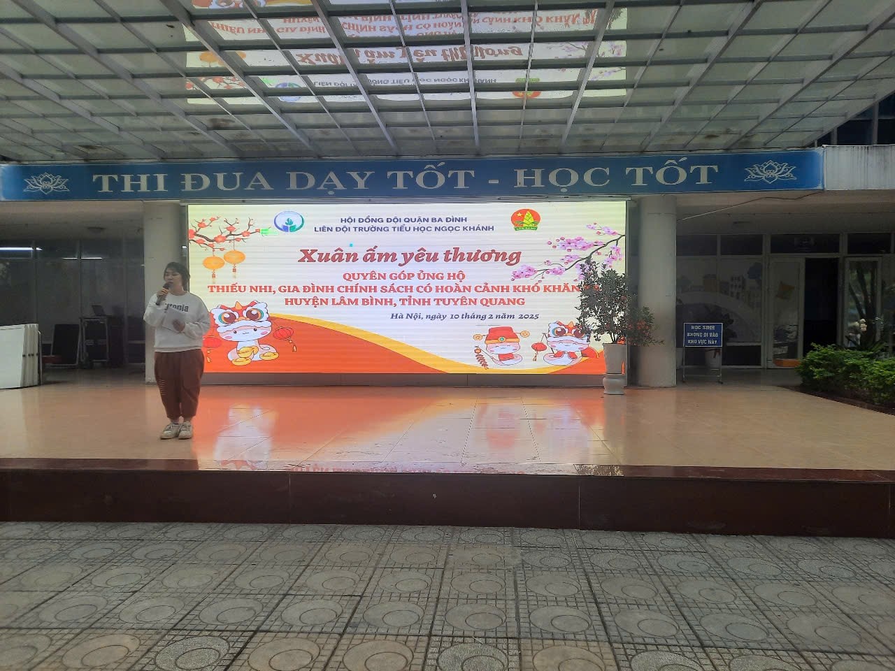 Các bạn nhỏ lớp 1A6 quyên góp ủng hộ chương trình “Xuân ấm yêu thương”