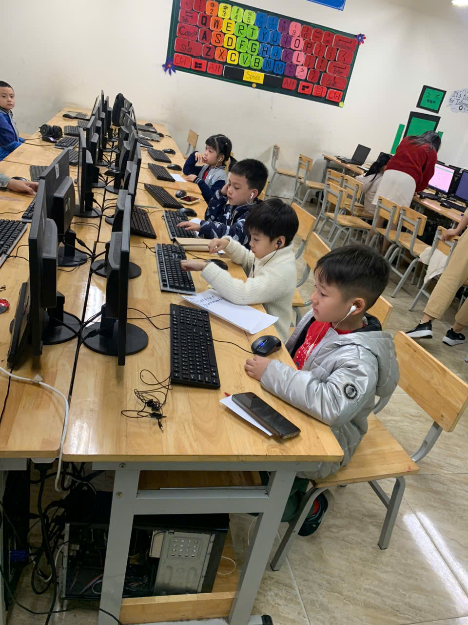 Học sinh lớp 1A5 hào hứng tham gia cuộc thi Đấu trường Toán học và Tiếng Anh cấp trường năm học 2024 – 2025.