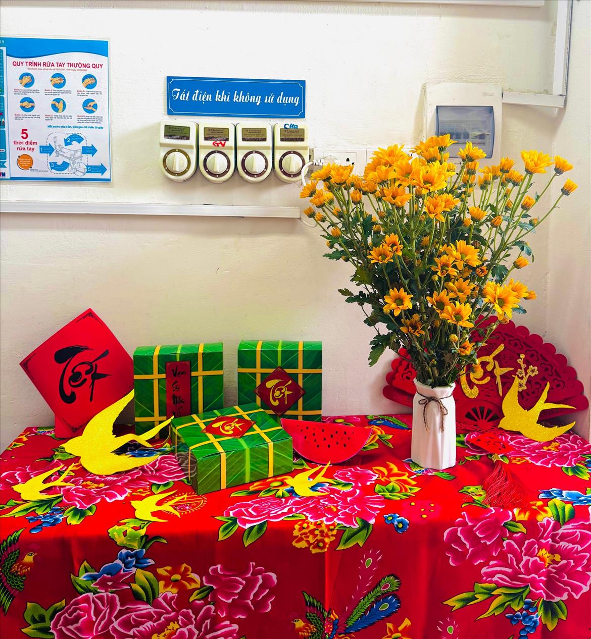 5A4 TÍCH CỰC THAM GIA PHONG TRÀO ĐỌC SÁCH, TRƯNG BÀY SÁCH THEO CHỦ ĐỀ “CHÀO XUÂN”