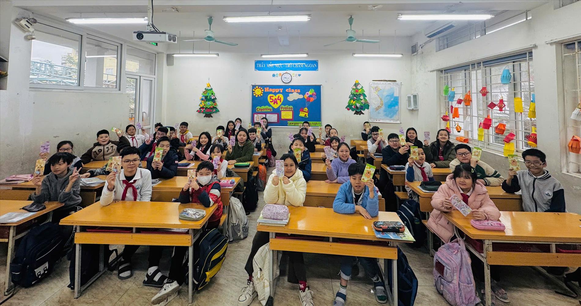 Học sinh lớp 5A4 phấn khởi buổi gặp mặt đầu năm, hân hoan nhận lì xì