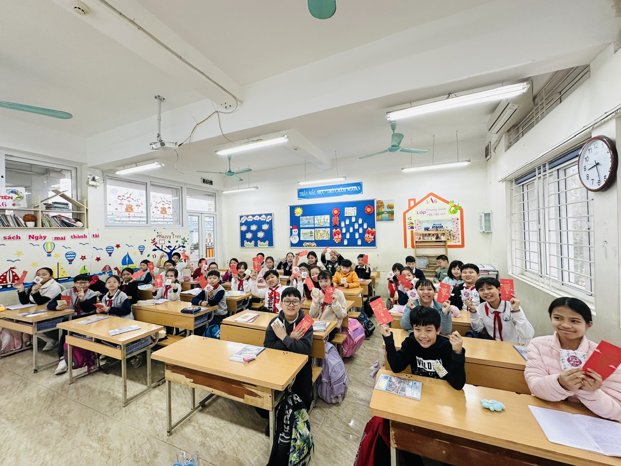 Học sinh lớp 5A6 hân hoan trong buổi gặp mặt đầu năm