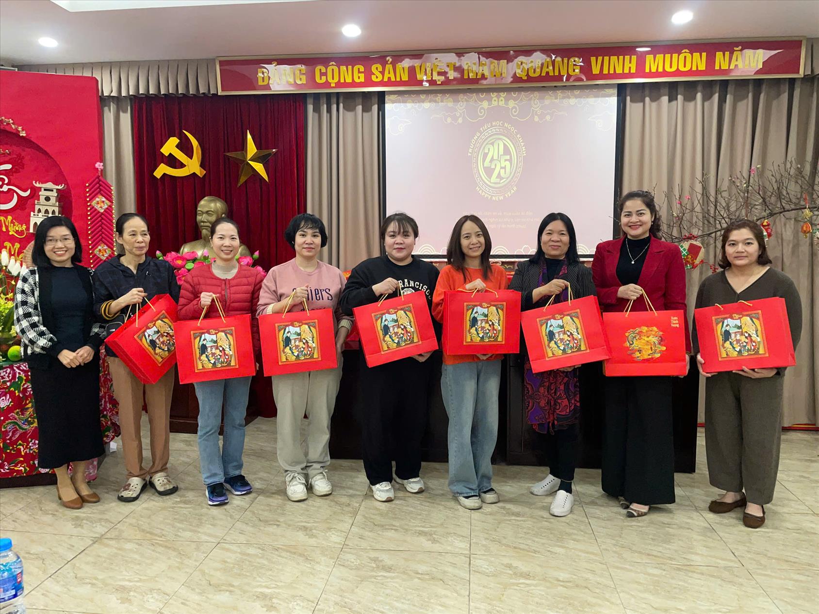 Tết đã đến với GV-CBCNV trường Tiểu học Ngọc Khánh