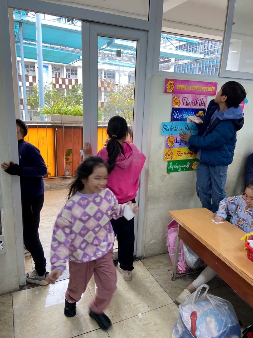 Lớp 4A3: Hăng say vệ sinh lớp học