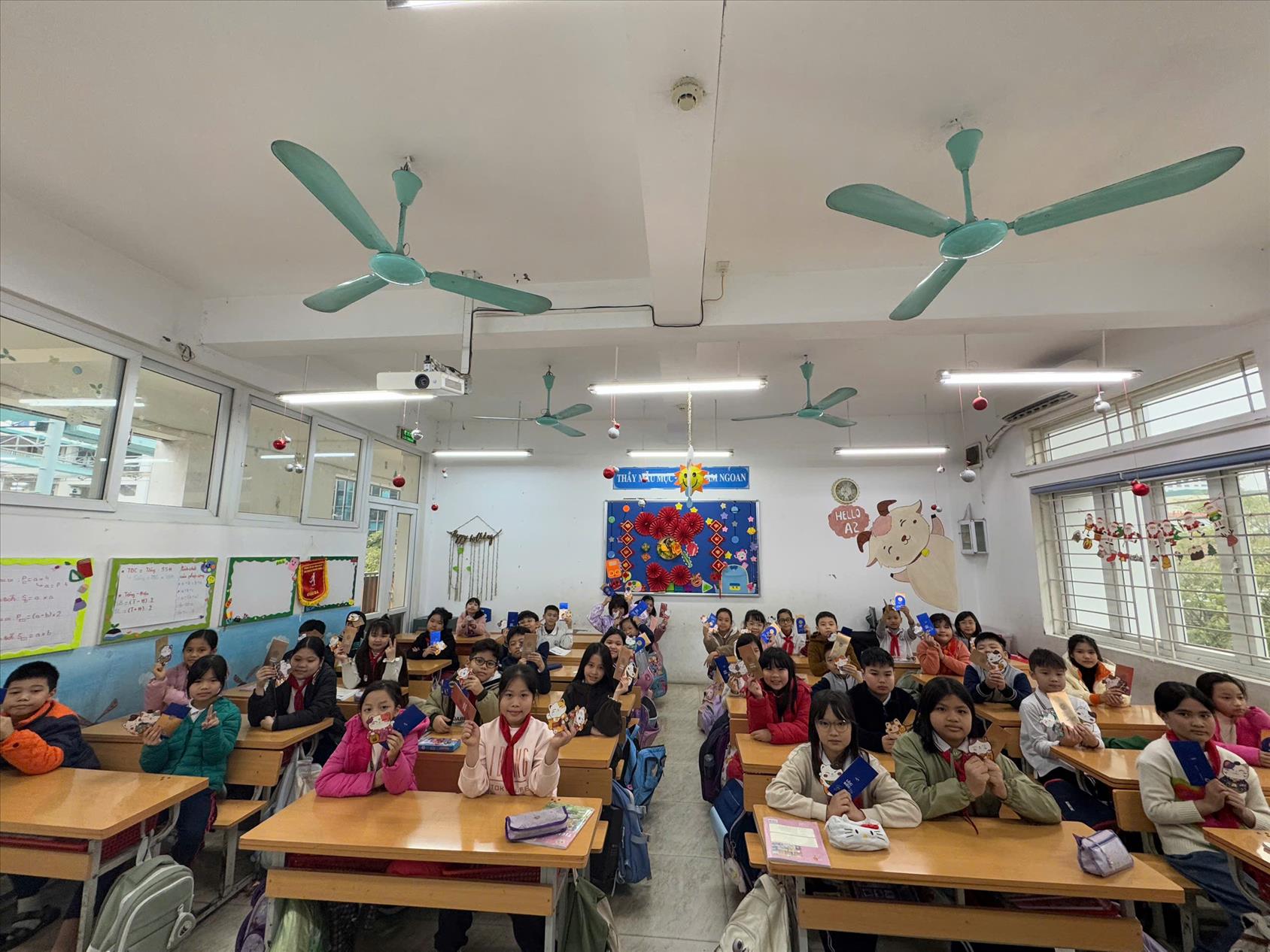 CÔ TRÒ 4A2 CHÀO XUÂN ẤT TỴ