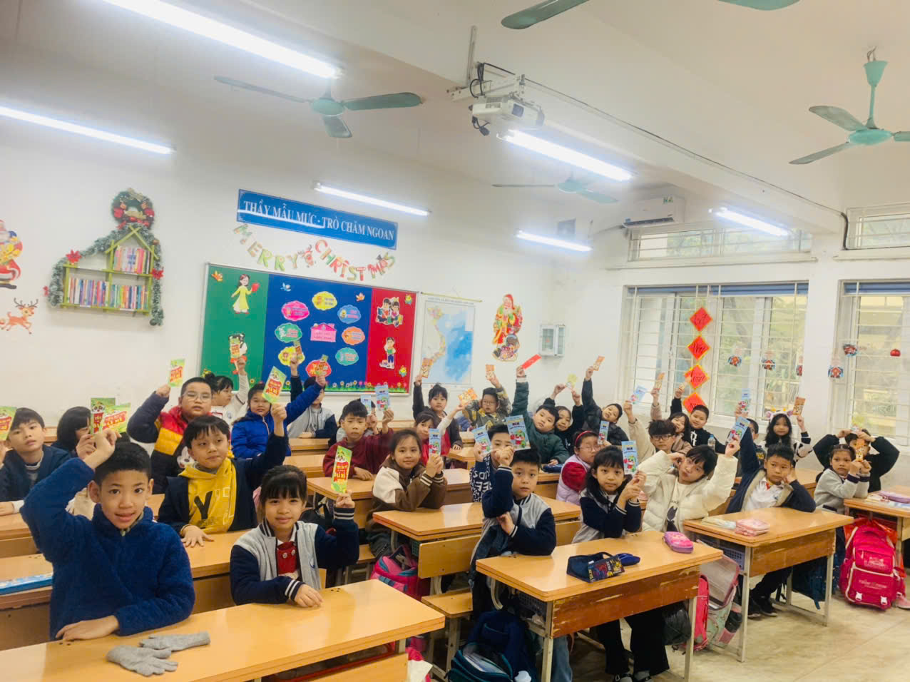 Cô trò lớp 3A4 hân hoan trong buổi gặp mặt đầu Xuân Ất Tỵ