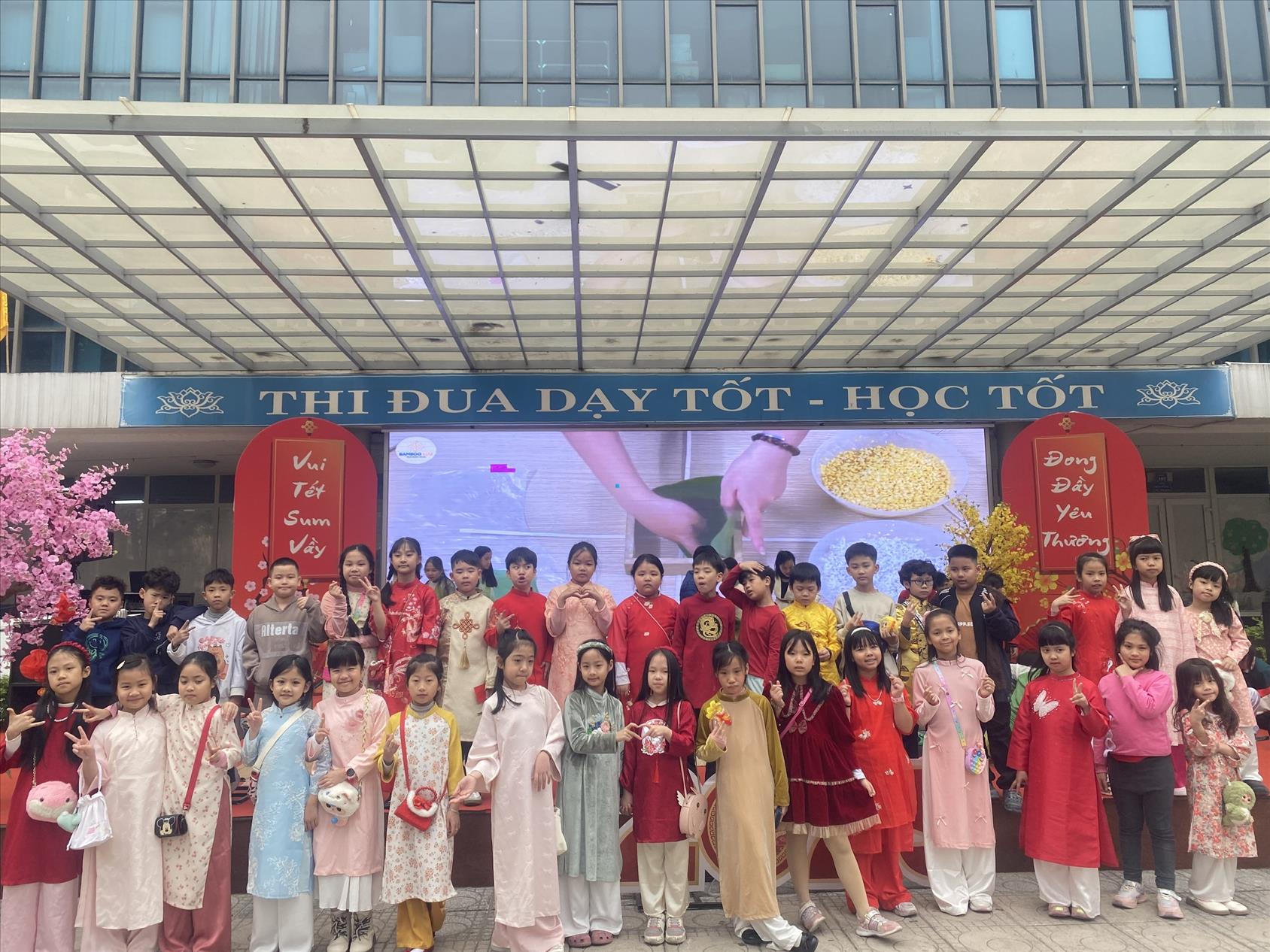 Cô trò 3A3 chào Xuân Ất Tỵ