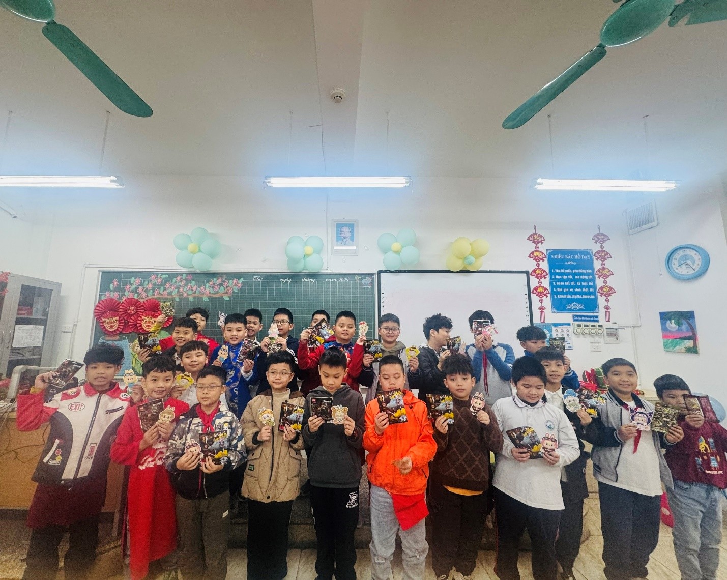 Cô trò 4A5 chào xuân Ất Tỵ