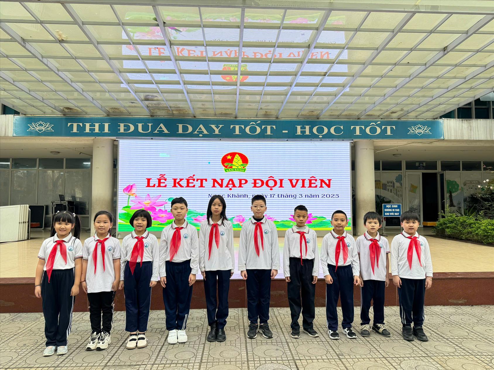 Học sinh lớp 3A7 tự hào trở thành Đội viên