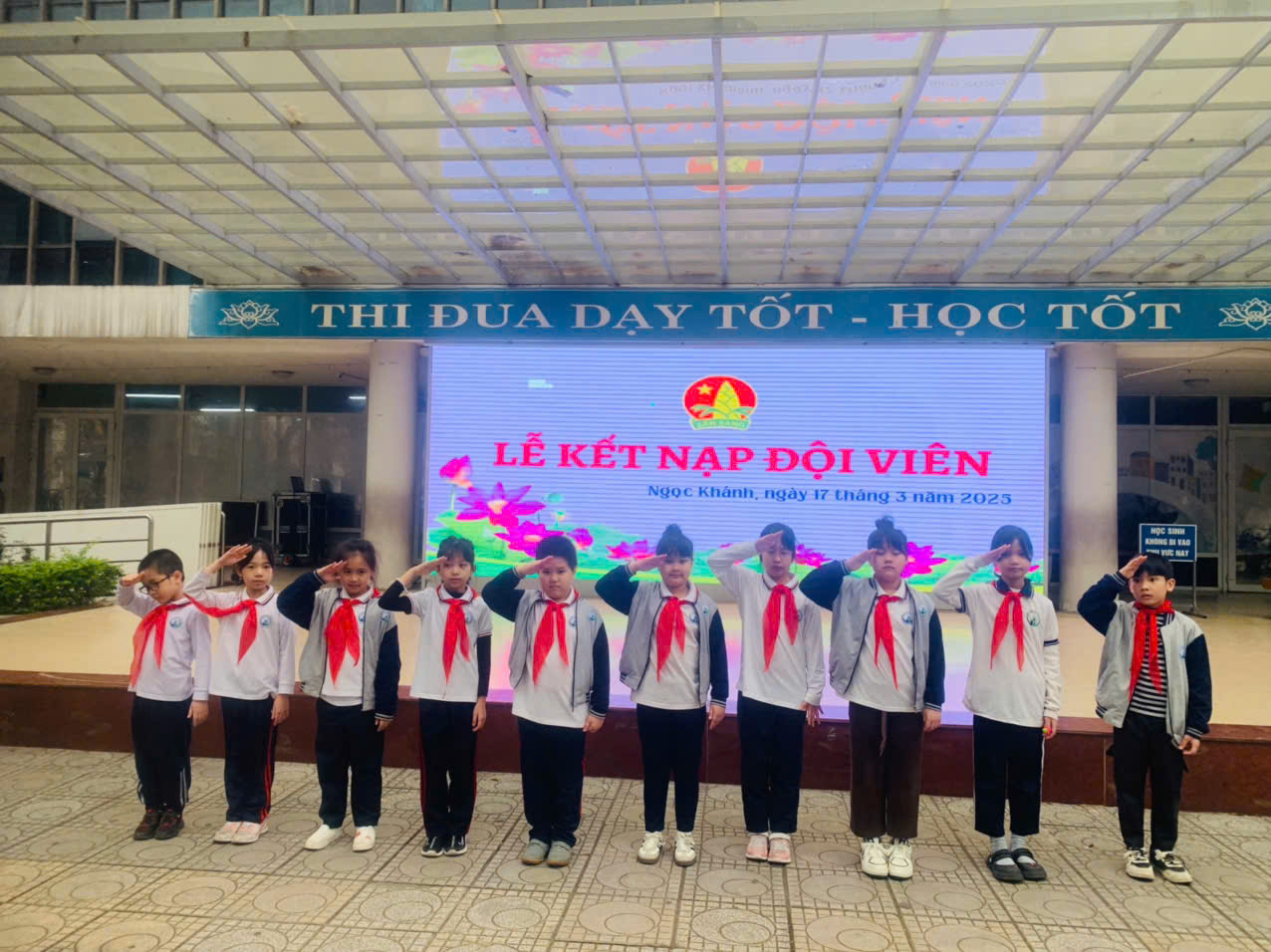 Niềm vui, niềm tự hào của các bạn lớp 3A4 khi trở thành Đội viên