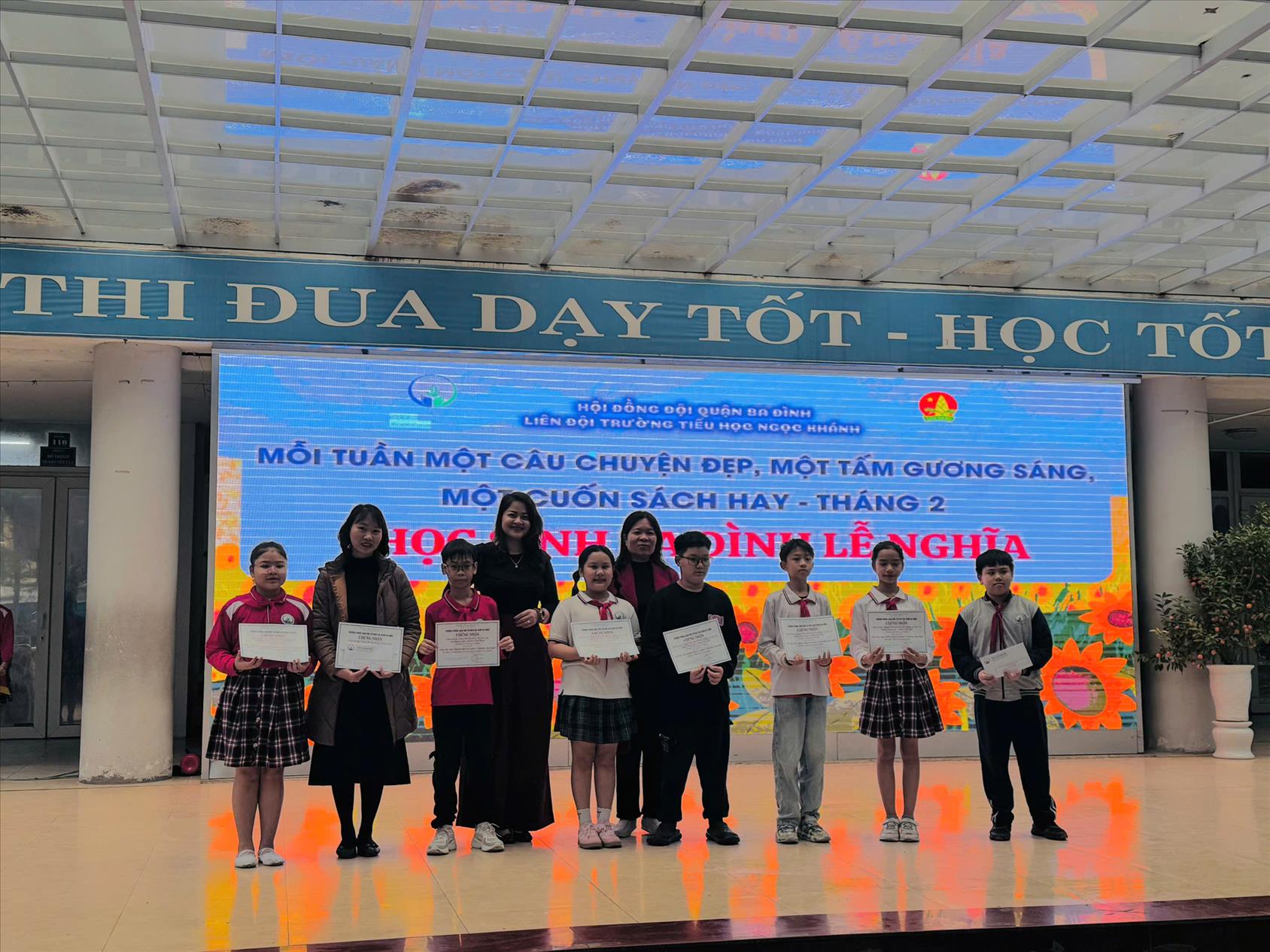 Cô và trò lớp 5A5 trường Tiểu học Ngọc Khánh vui mừng đón nhận kết quả cuộc thi “Học sinh Ba Đình lễ nghĩa”