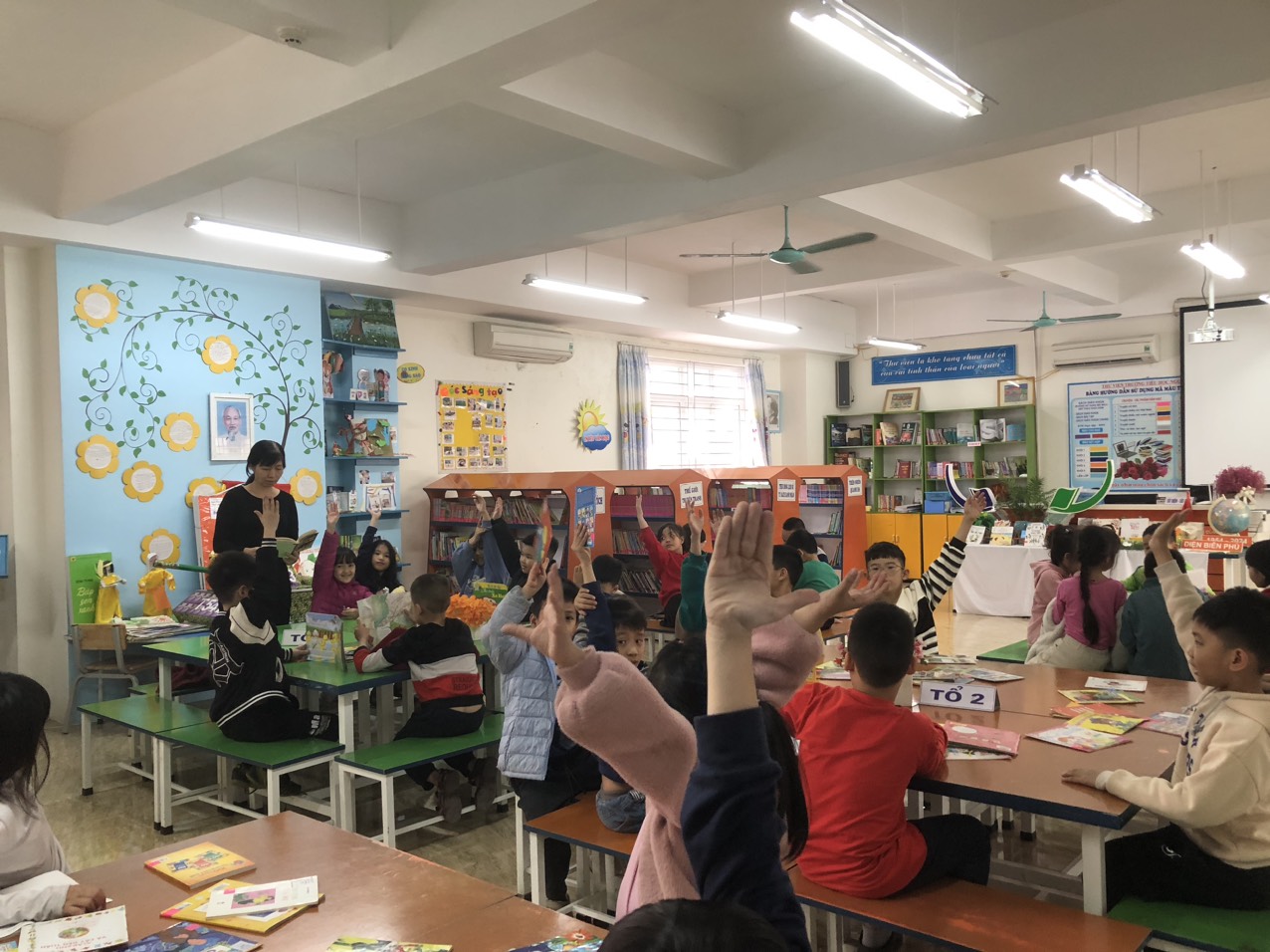 Tiết học vui trên thư viện của các bạn lớp 2A1