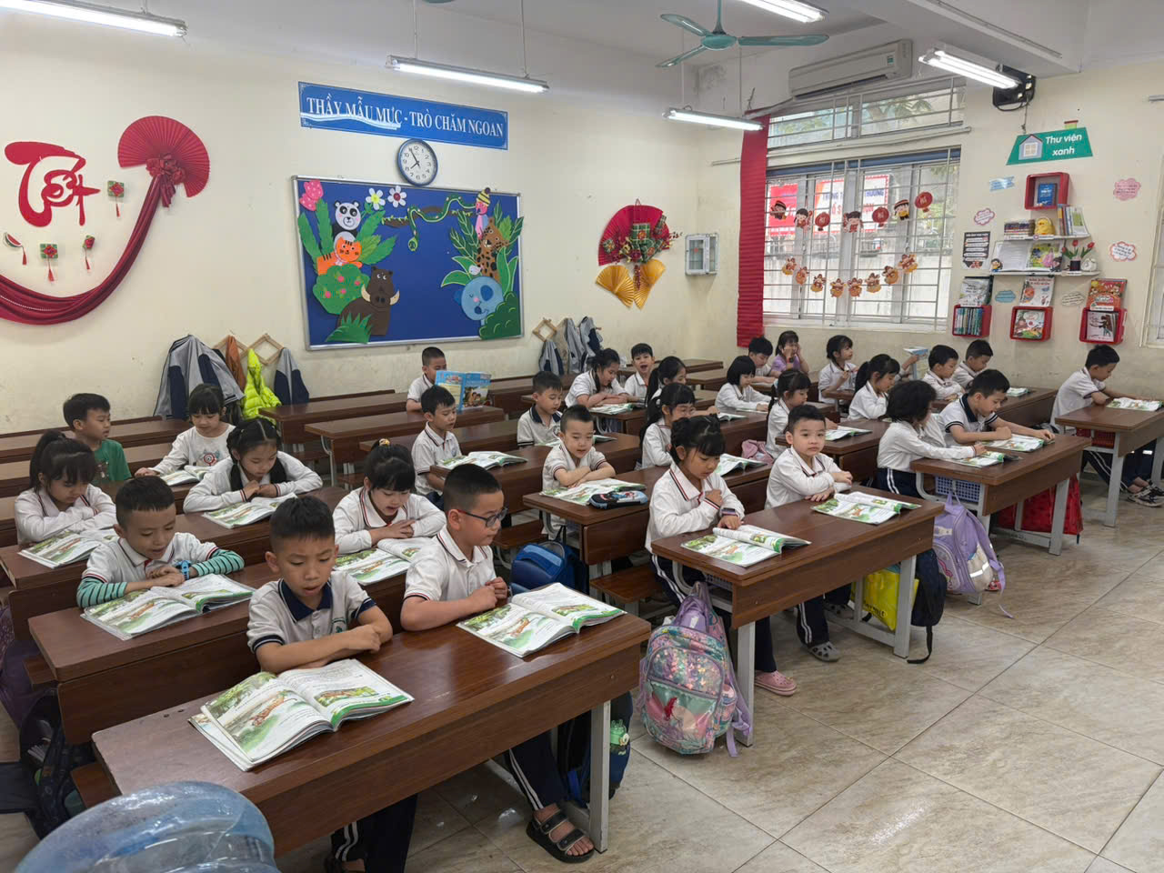 Học sinh lớp 1A4 duy trì nề nếp truy bài đầu giờ.