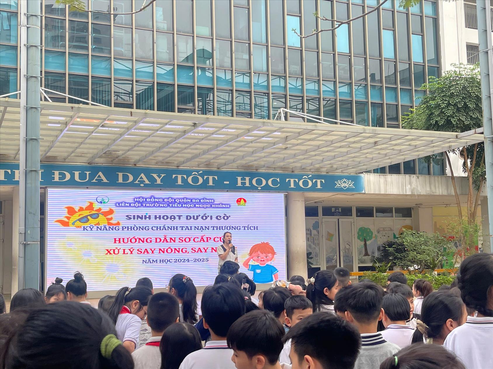 Học sinh lớp 5A2 hào hứng tham gia buổi tuyên truyền các kĩ năng phòng tránh tai nạn thương tích trong những buổi sinh hoạt đầu tuần.