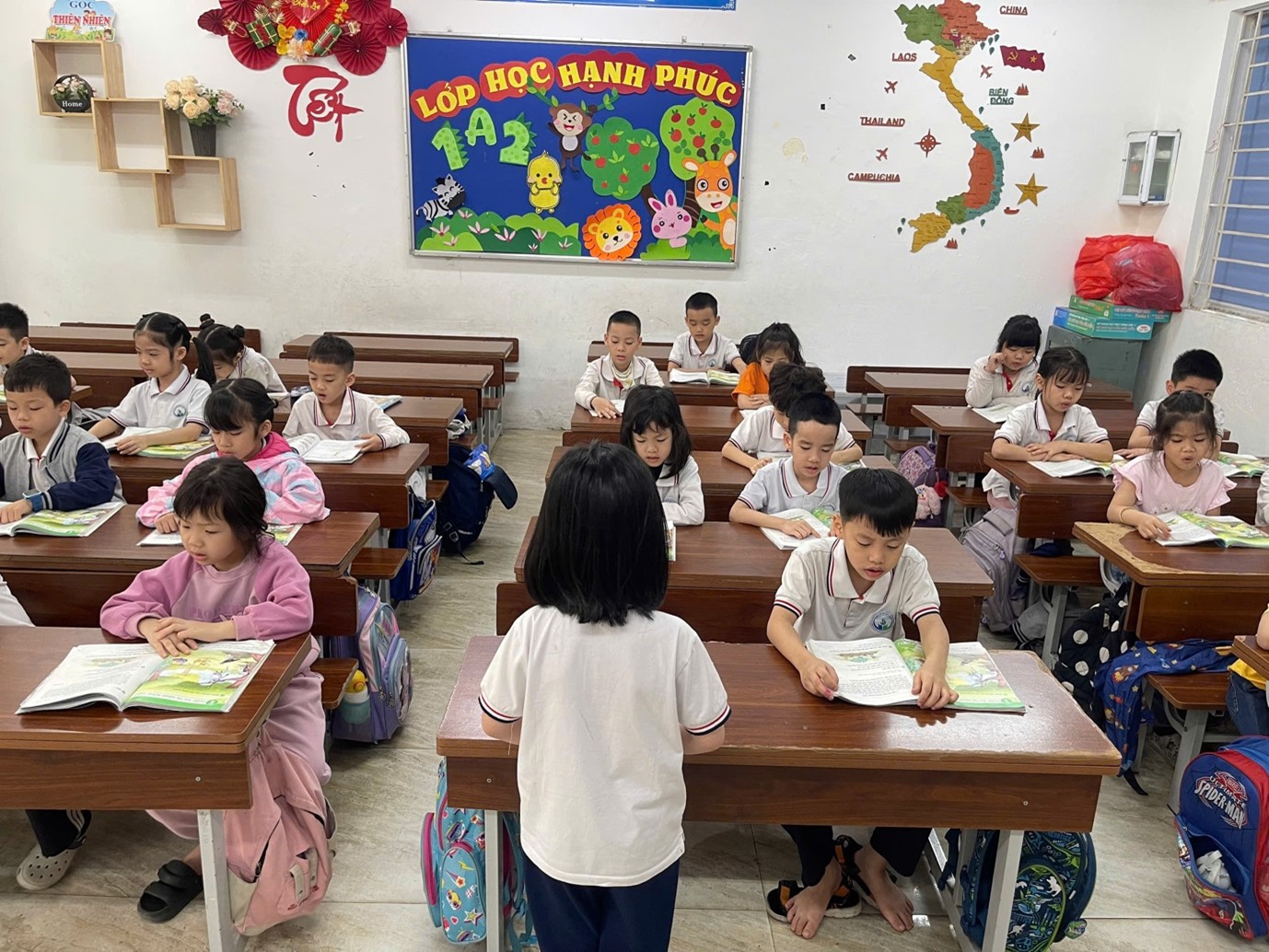 Học sinh lớp 1A2 thực hiện tốt nề nếp truy bài đầu giờ